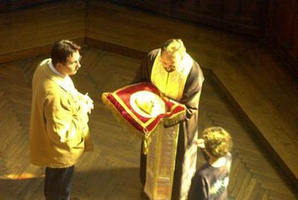Head for veneration